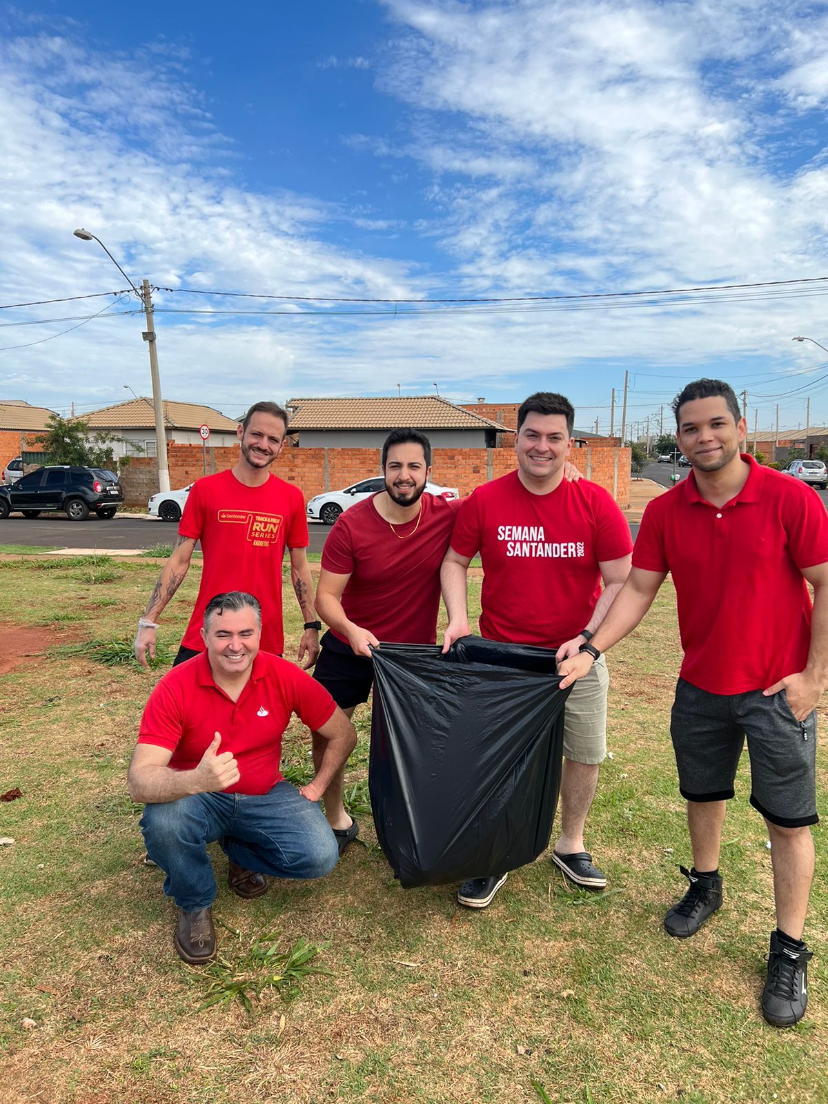 Banco Santander, com apoio do SAAE Barretos, realiza limpeza de praça do bairro San Diego