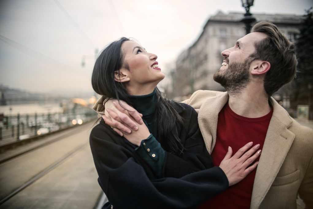 Homens são mais atraentes aos 50 anos e mulheres aos 18, revela estudo