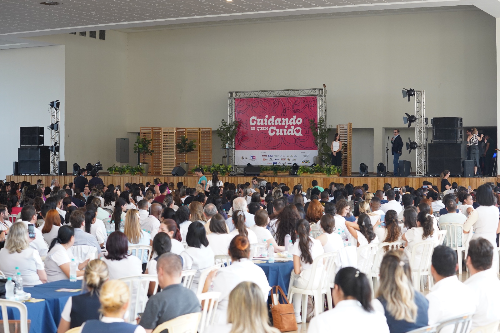 Augusto Cury ministra palestra para colaboradores do Hospital de Amor