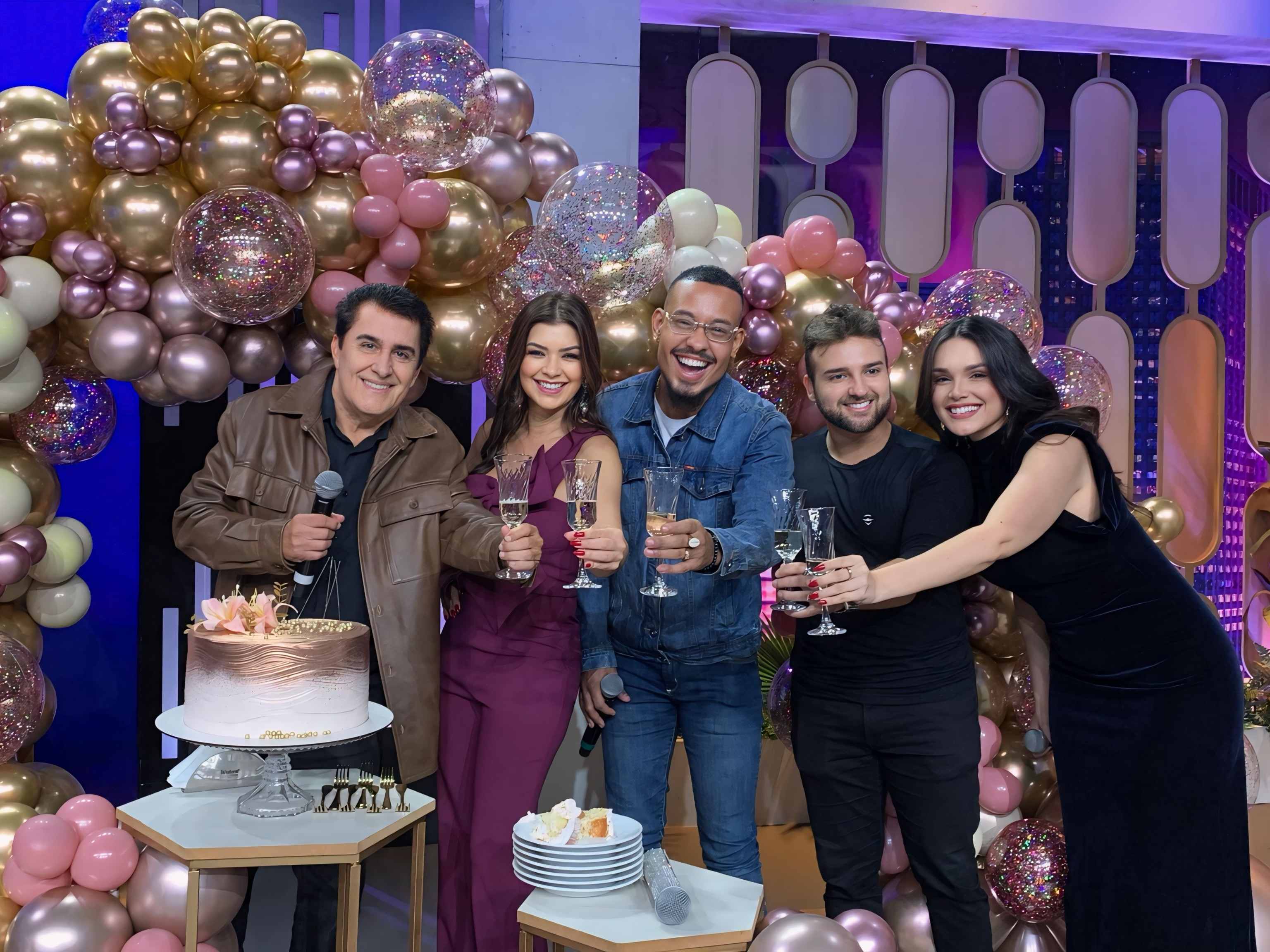 Amanda Françozo festeja aniversário entre amigos famosos com karaokê neste sábado (06)