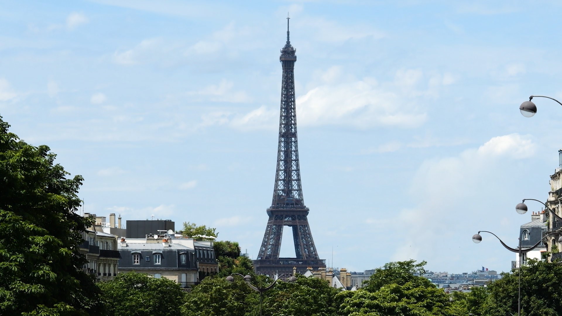 "Expedições ao Sagrado", da TV Aparecida, apresenta a história da Torre Eiffel