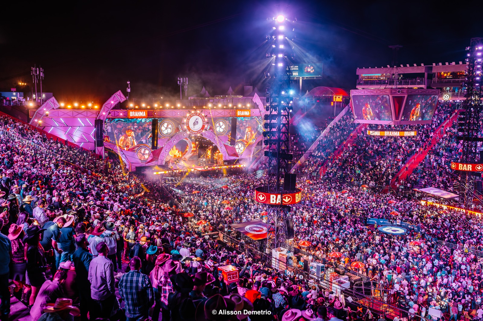 Festa do Peão: sexta-feira com disputas de rodeio, shows na arena e Amanhecer, e 'Barretão Elétrico' pelas ruas do Parque