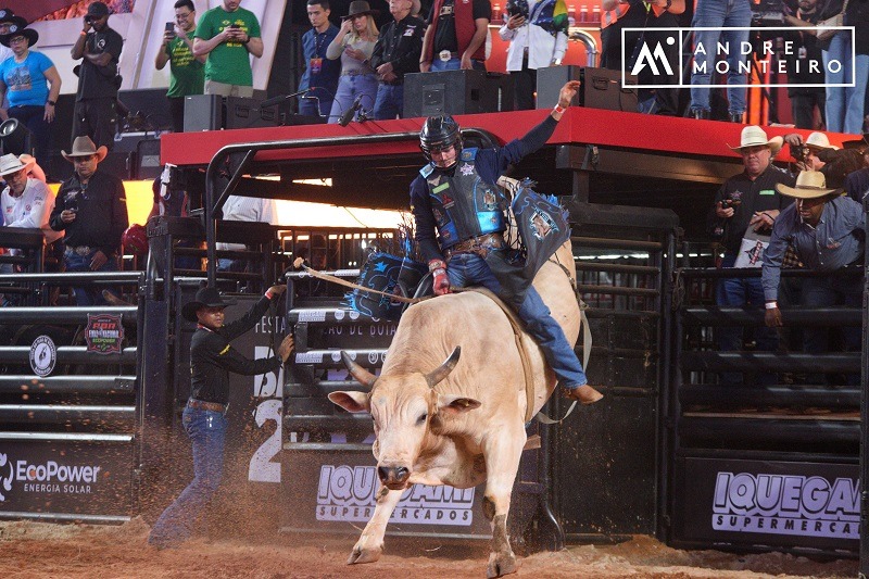 Domingo da Festa do Peão de Barretos tem final da PBR Brazil, shows de Matheus & Kauan e Edson & Hudson e concurso da Queima do Alho