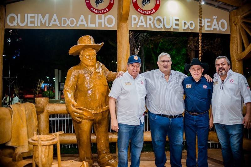 Monumento Viva a Festança! homenageia membro efetivo da Associação e Queima do Alho da Festa do Peão de Barretos