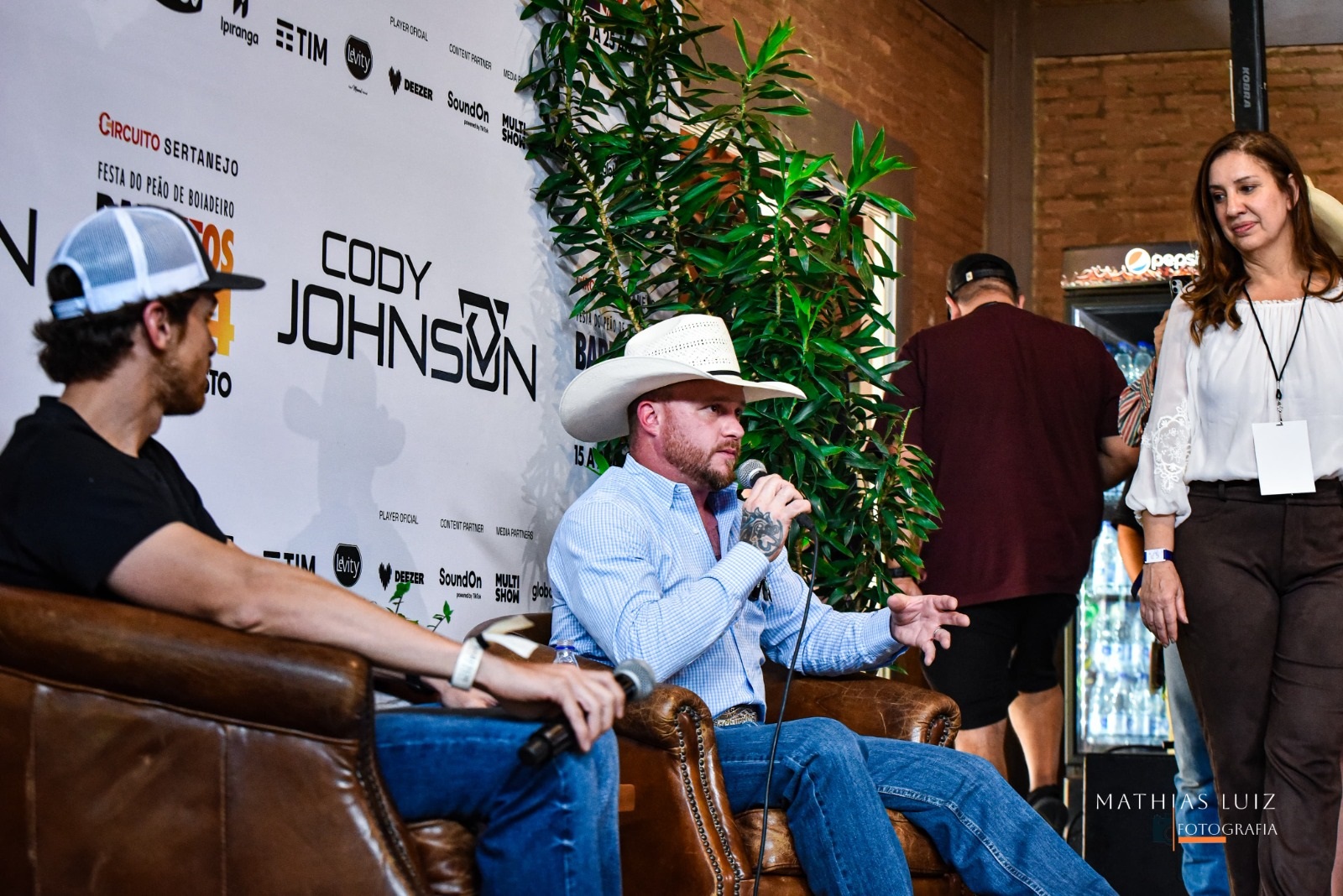 “Vai ser uma atmosfera incrível cantar nesse estádio lotado”, diz Cody Johnson