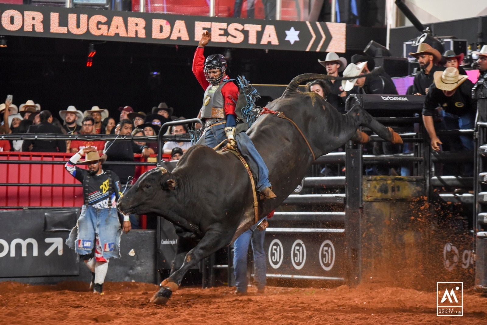 Mato-grossense de Vila Rica vence terceiro round do Barretos International Rodeo