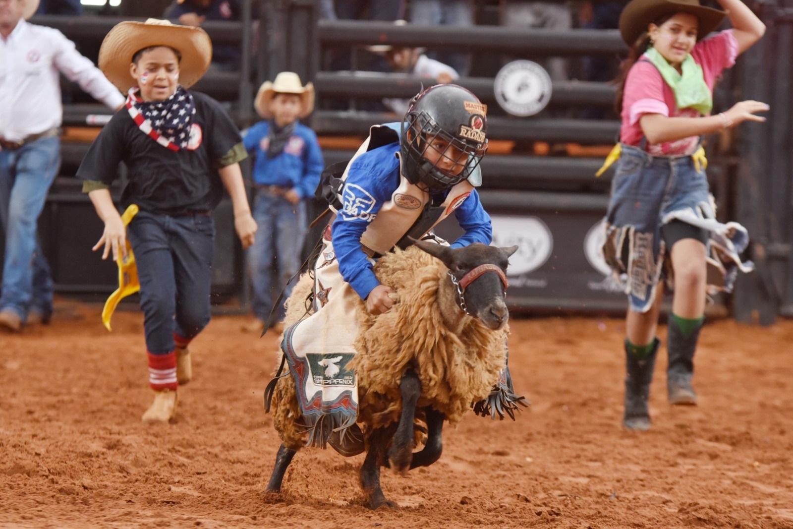 Luís Odair Batista Júnior é o campeão do rodeio em carneiros da 69ª Festa do Peão de Barretos