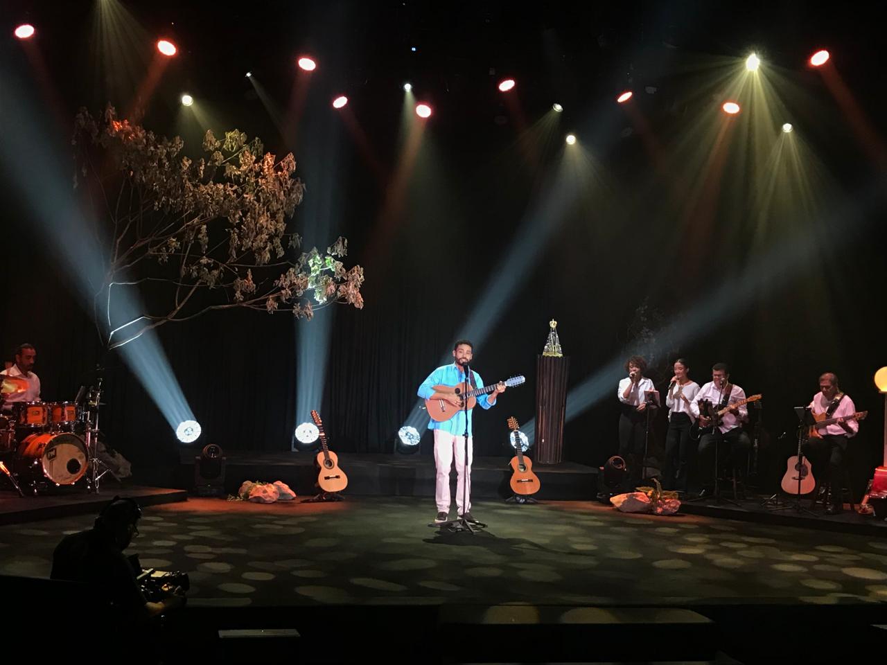 Na TV Aparecida, Padre Paulinho faz show de lançamento de seu novo álbum