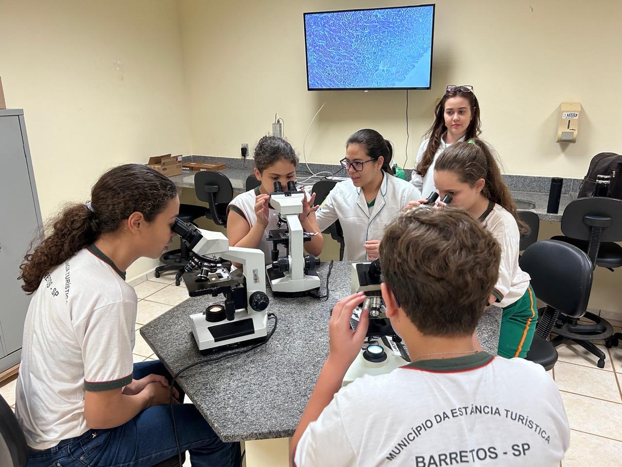 Estudantes da Escola Municipal “Dorival Teixeira” de Barretos visitam laboratórios de Biomedicina do UNIFEB