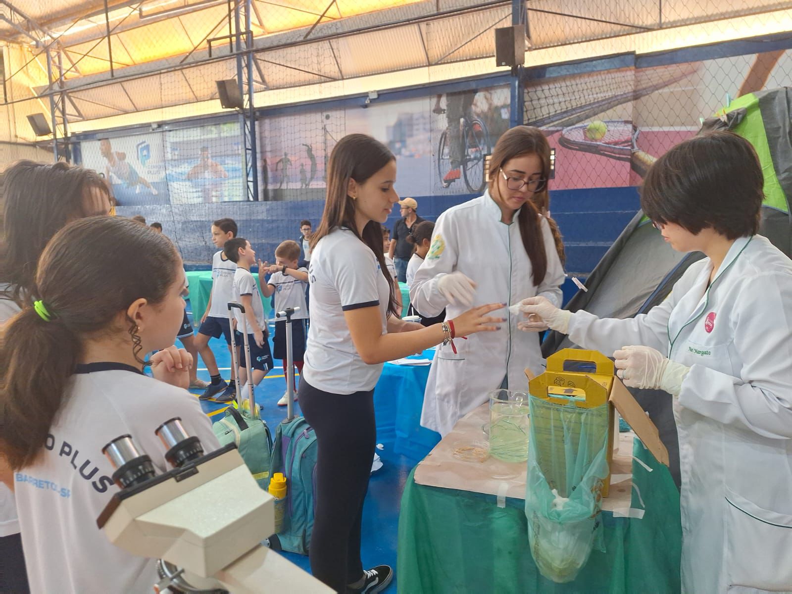 Alunas de Biomedicina do UNIFEB realizam tipagem sanguínea em Feira de Ciências de colégio barretense