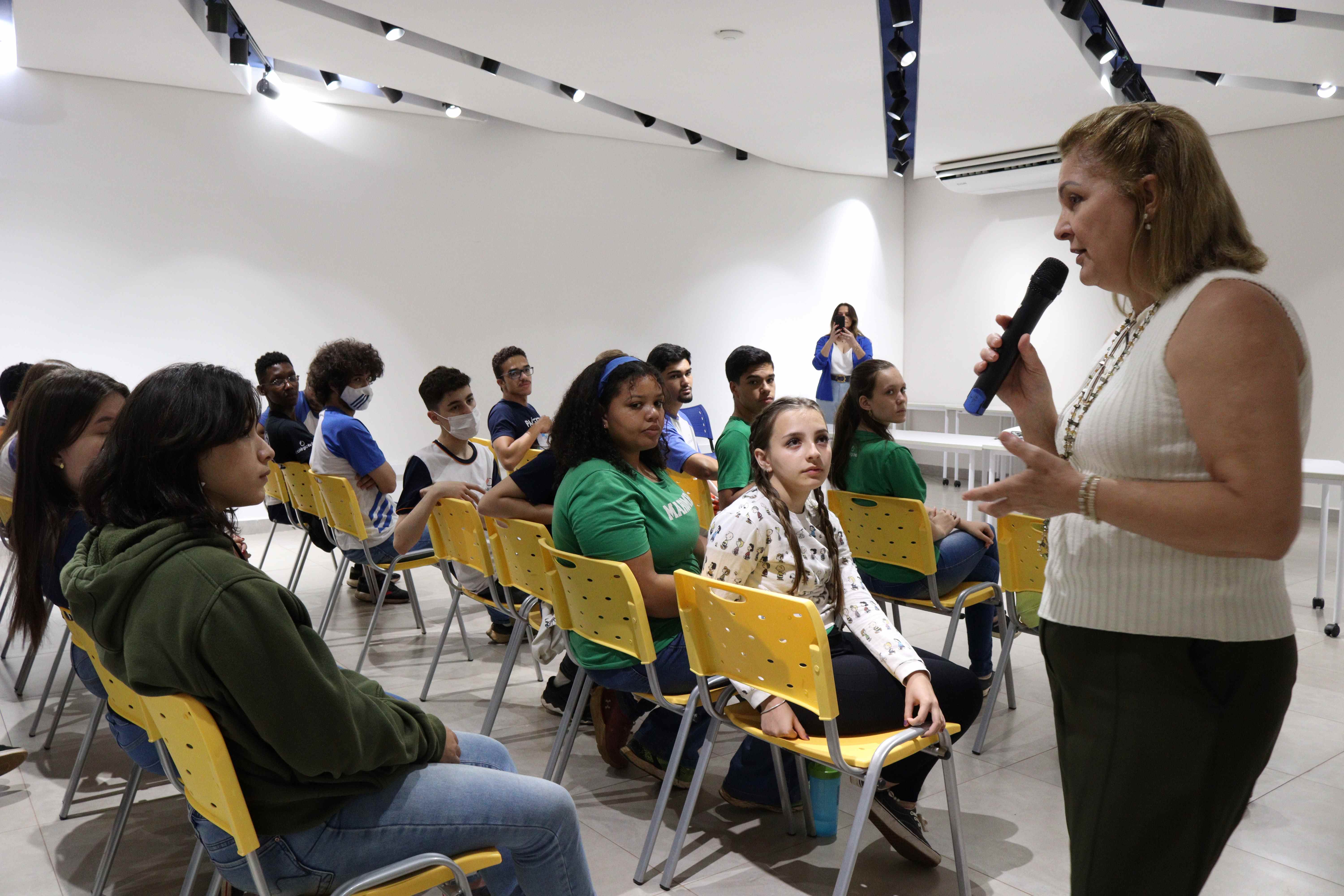 Palestra sobre Psicologia na Roda de Profissões do Colégio FEB inspira alunos a explorarem o campo da saúde mental