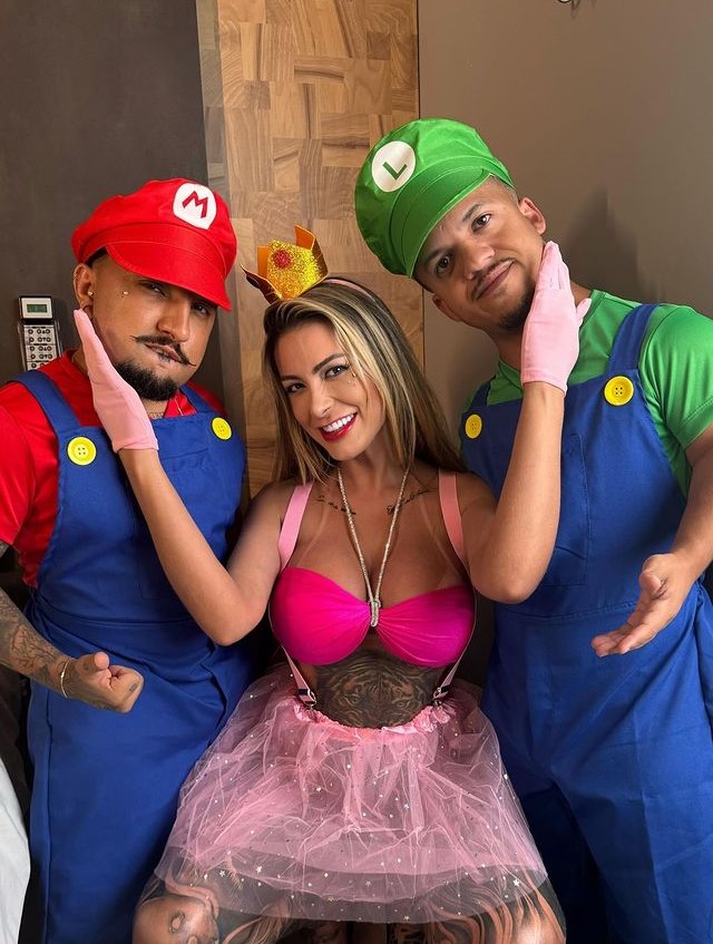 Andressa Urach grava conteúdo adulto com dois anões com temática de Mario Bros